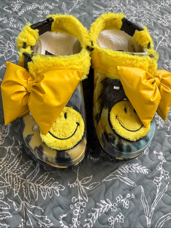 CROCS Shoes - CROCS unisex BAE MENS 5 WOMENS 7  Smiley Bow Fuzzy Clogs 5/7 like NEW Platform